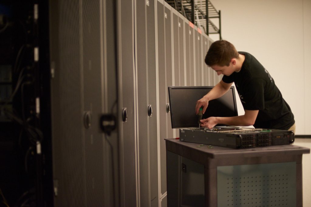 24/7/365 فنيون من المستوى الثالث في الموقع