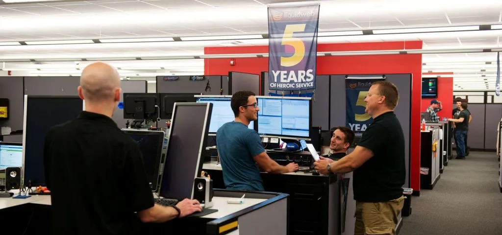 الأبطال في العمل.